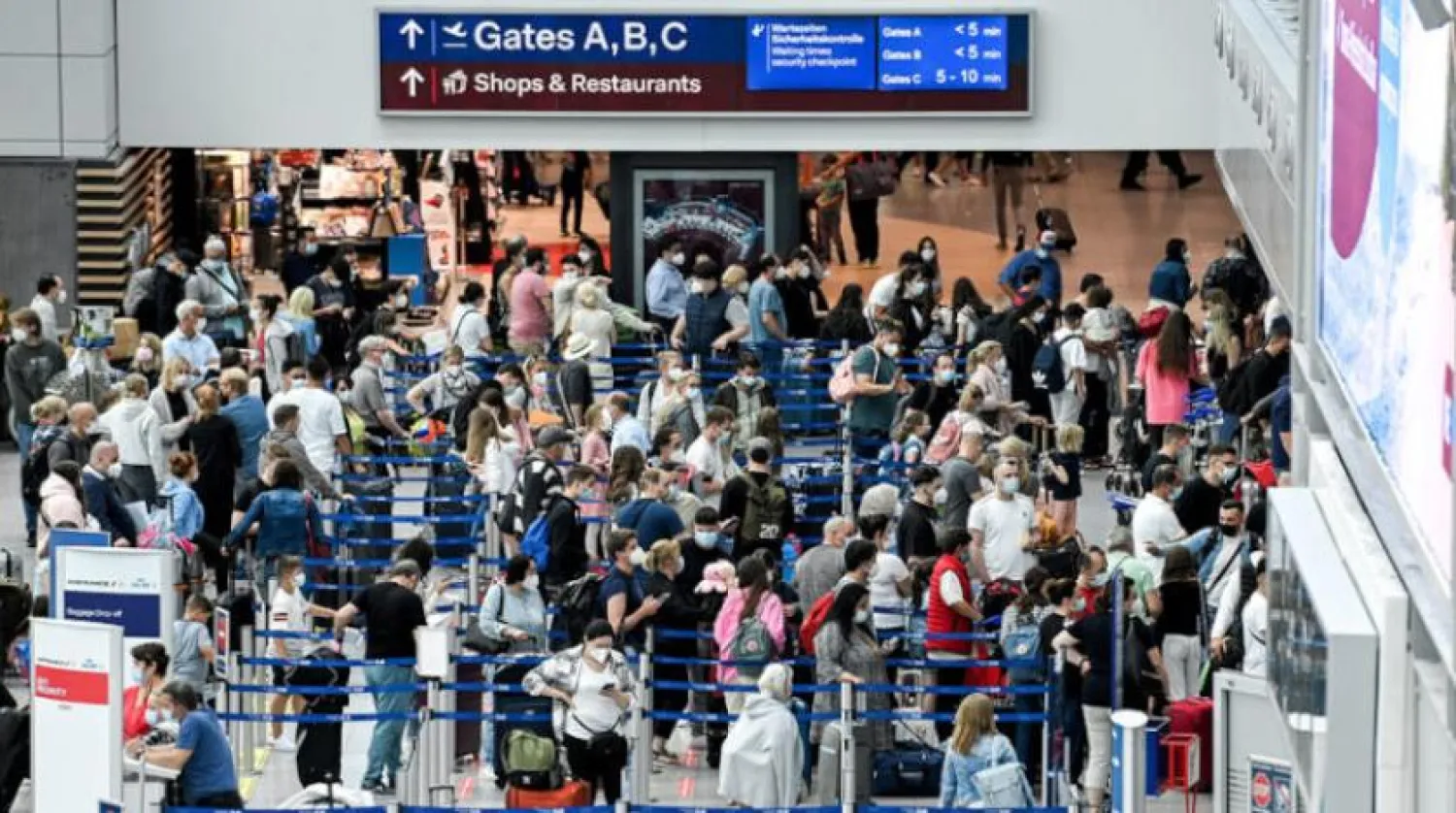 Dün Düsseldorf Uluslararası Havalimanı’nda kuyruğa giren yolcular (EPA)