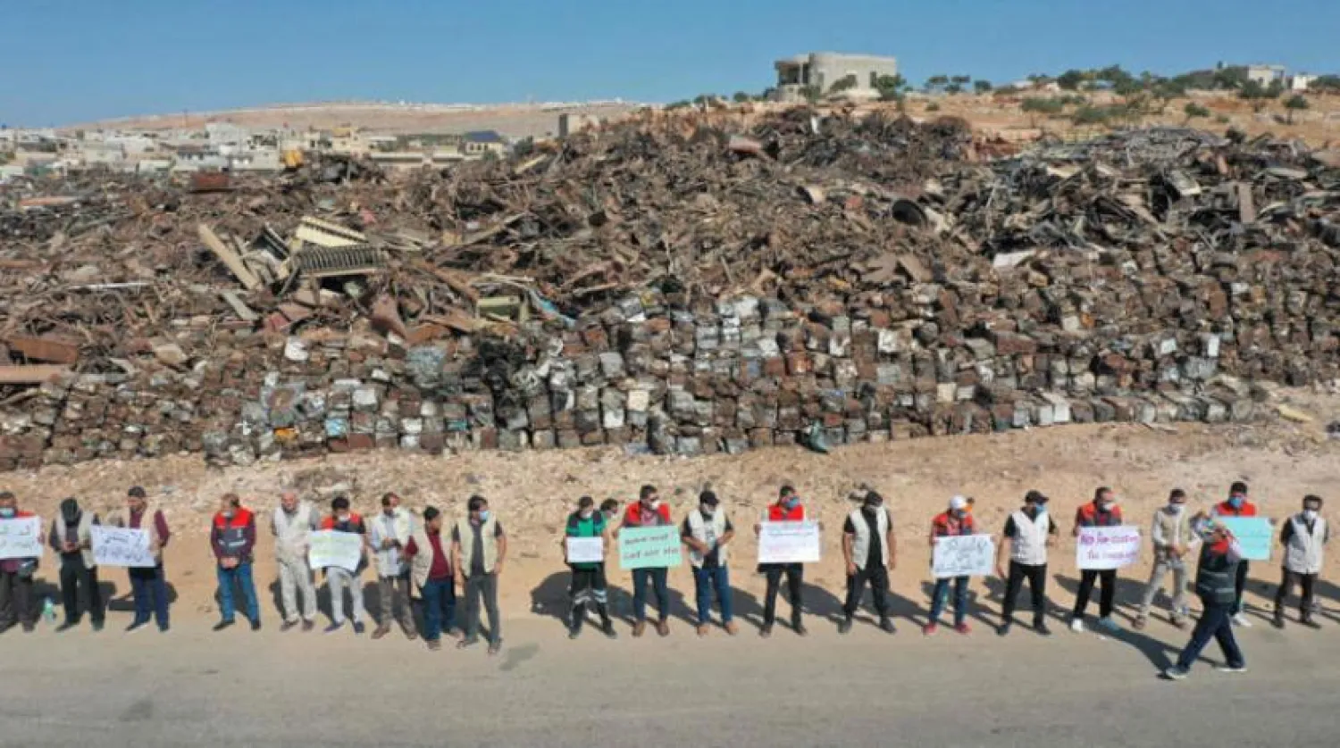 Bab el-Hava Sınır Kapısı yakınında toplanan göstericiler insani yardımların girmesine izin verilmesini talep ettiler. (AFP)