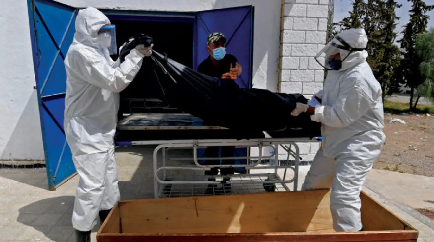 أحد ضحايا «كورونا» في مدينة القيروان بتونس (أ.ف.ب)