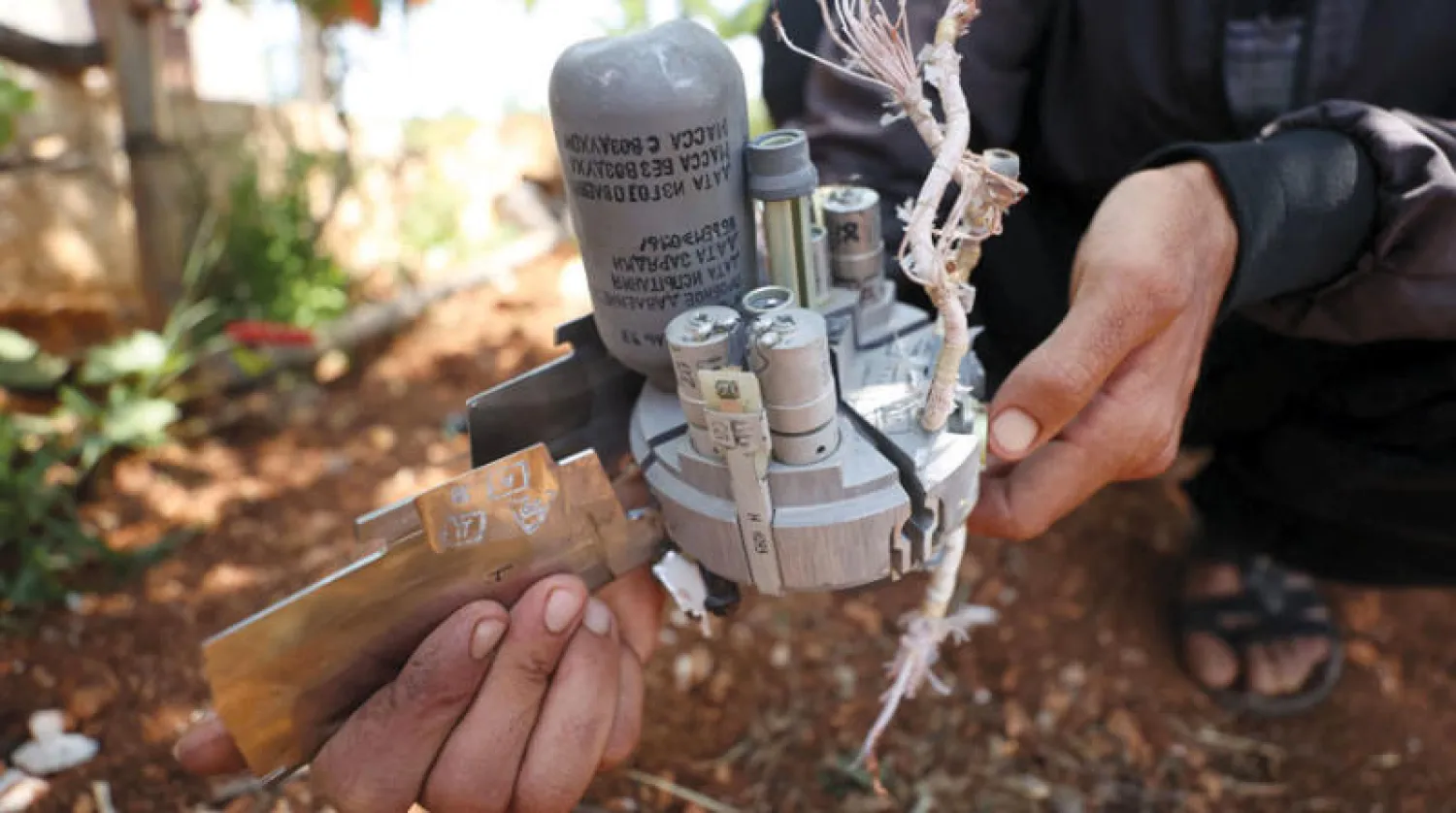 بقايا صاروخ روسي دمر منزلاً في جبل الزاوية شمال غربي سوريا أمس (أ.ف.ب)