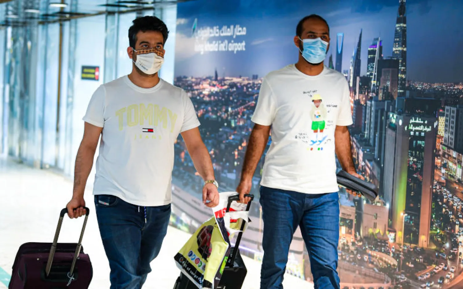 لحظة وصول مسافرين عائدين من الإمارات إلى مطار الملك خالد الدولي في الرياض قبيل سريان قرار تعليق الرحلات (تصوير: بشير صالح)