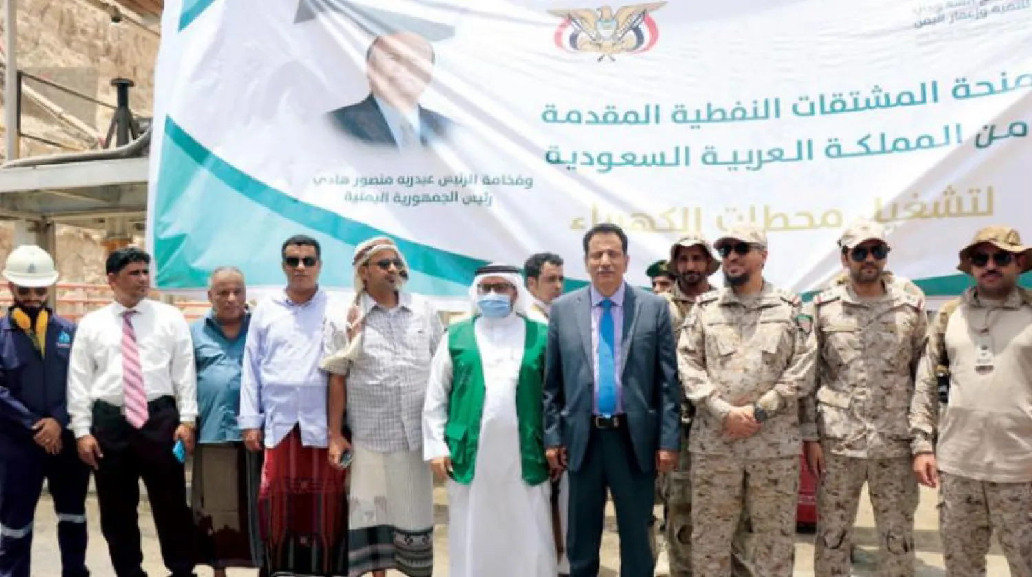 Al Mahra Governor and SDRPY Director for Al Mahra Governorate receiving the Saudi oil grant (Asharq Al-Awsat)
