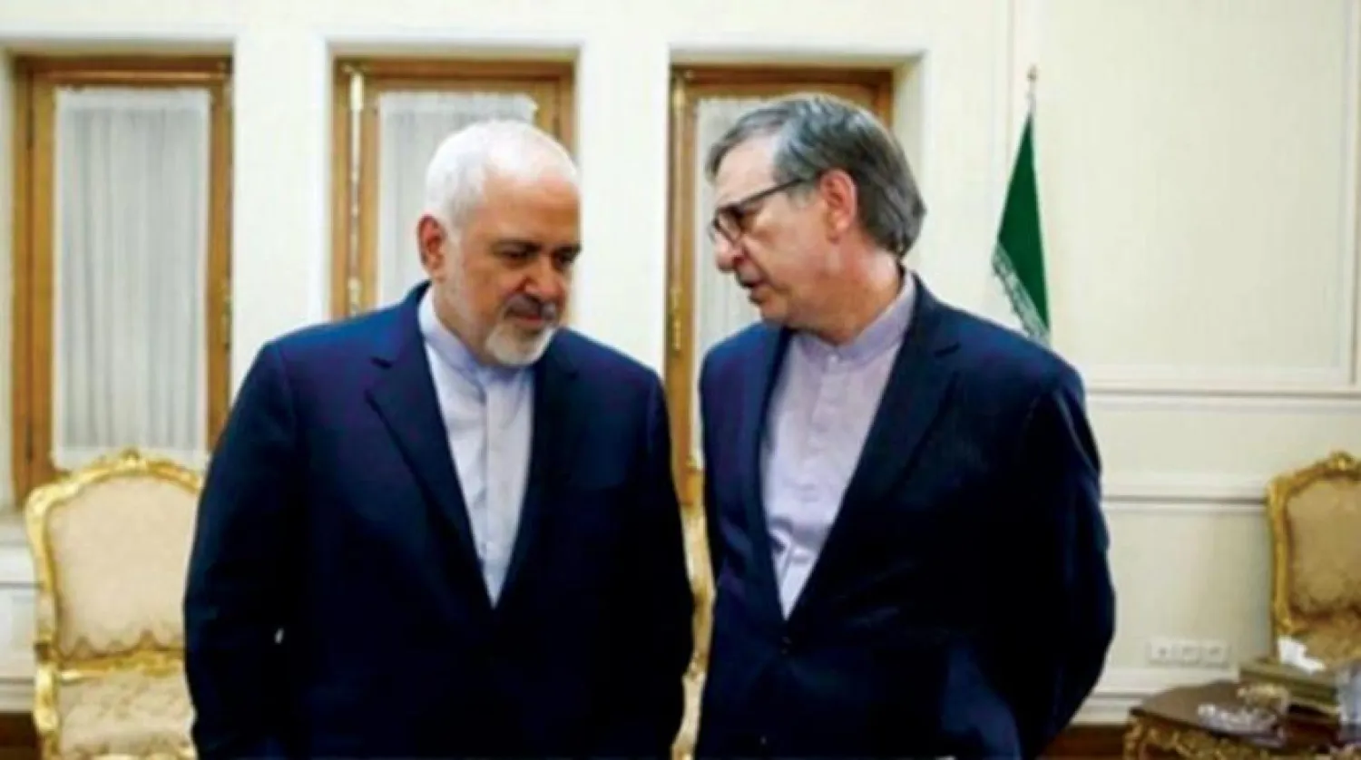 The new Iranian ambassador to London, Mohsen Baharvand, whispers in the ear of Iranian Foreign Minister Mohammad Javad Zarif on the sidelines of a meeting (PANA)