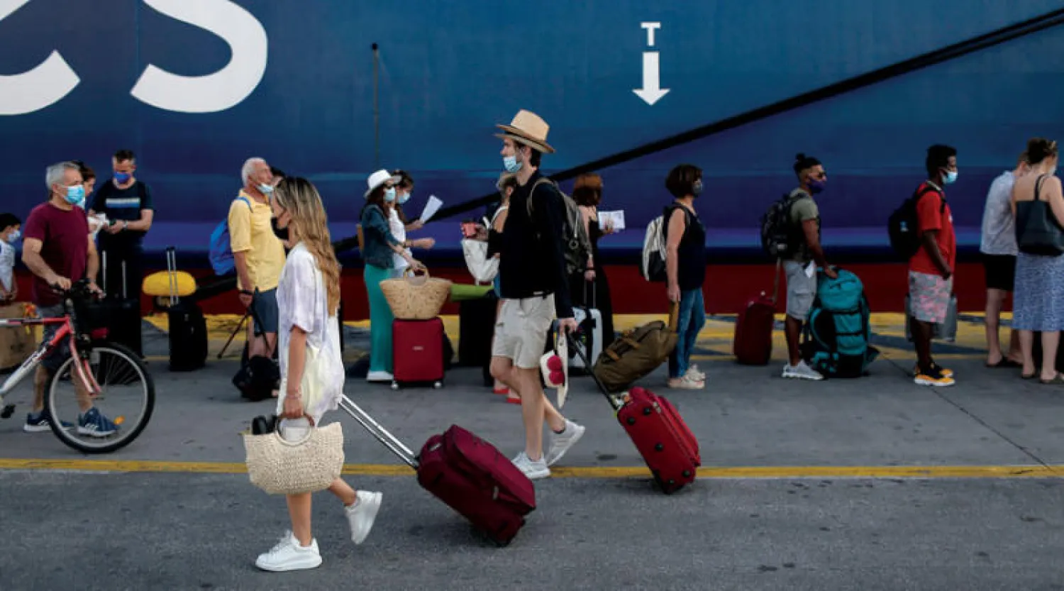 طابور من المسافرين على متن عبّارة في ميناء بيرايوس باليونان (إ.ب.أ)