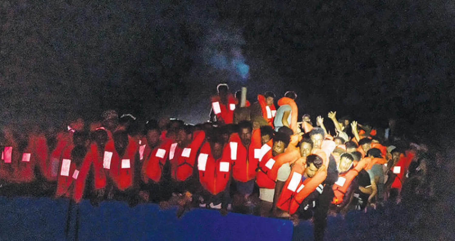 صورة وزعتها منظمة «إس أو إس المتوسط» لمهاجرين أنقذتهم السفينة «أوشن فايكينغ» في البحر المتوسط ليل الأحد - الاثنين (د.ب.أ)