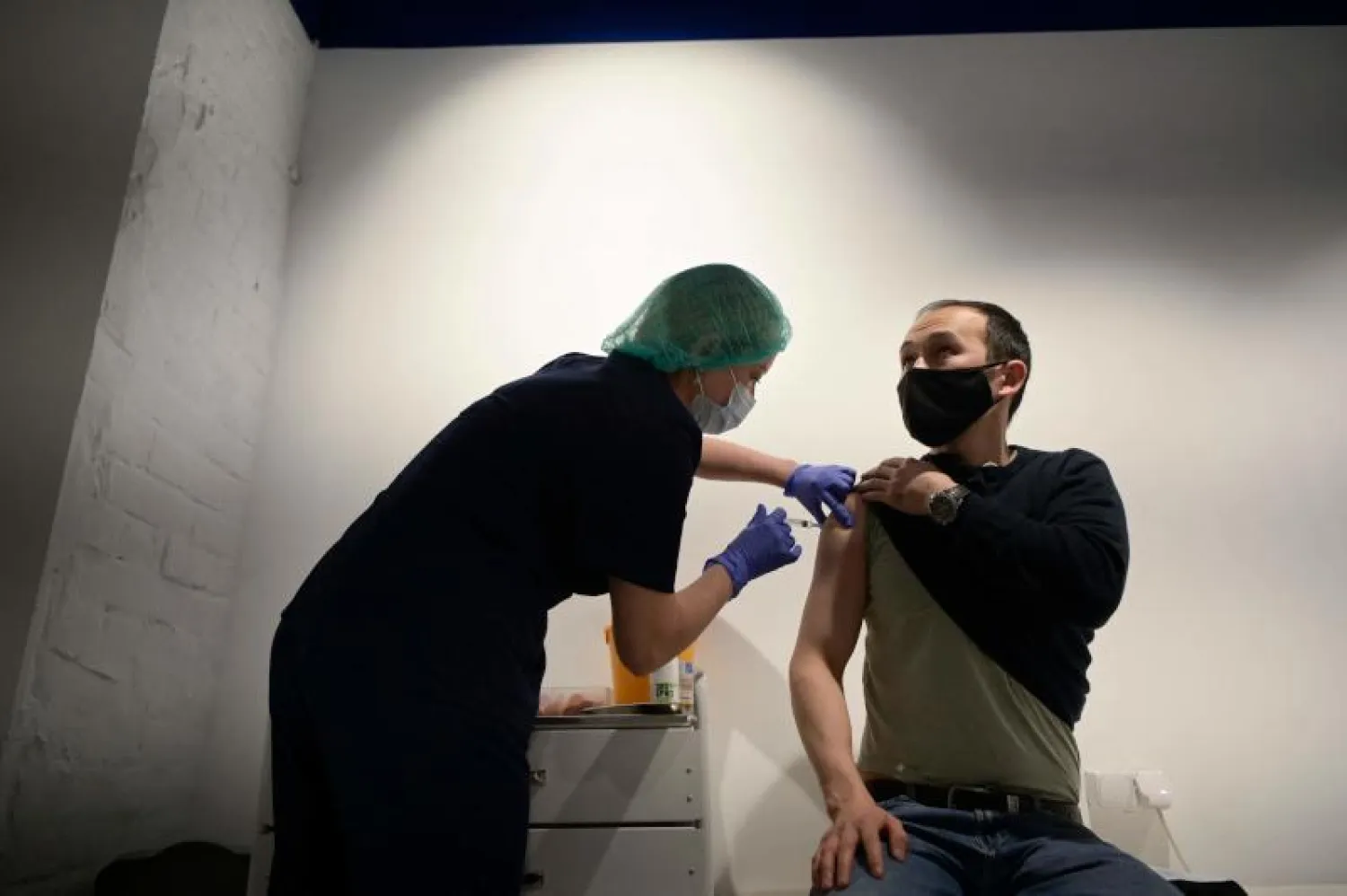 رجل يتلقي جرعة من لقاح «كورونا» في موسكو (أ.ف.ب)