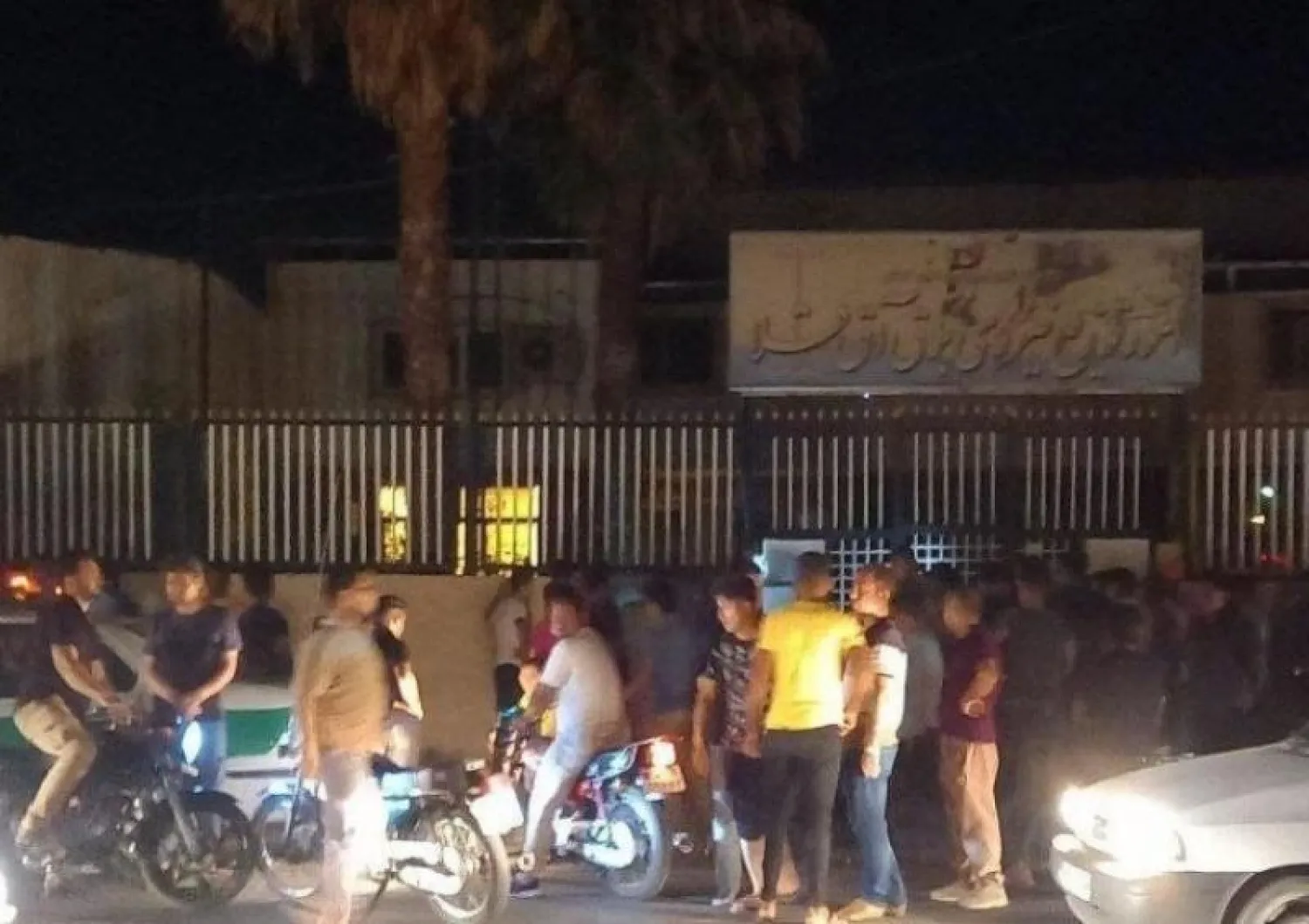 مواطنون يحتجون على انقطاع الكهرباء في طهران (وسائل إعلام محلية)