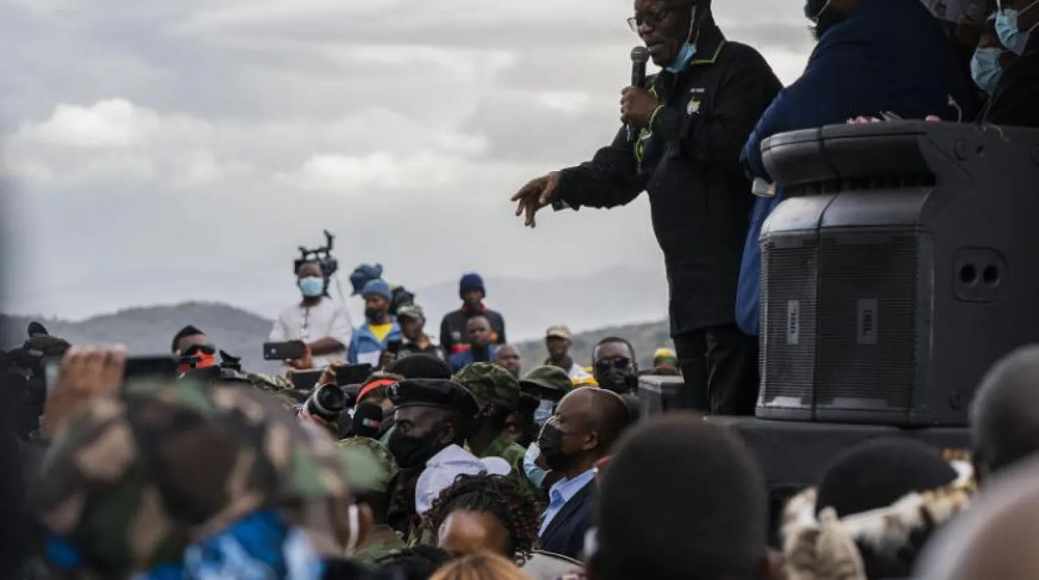 Eski Güney Afrika Devlet Başkanı Jacob Zuma destekçileriyle konuşuyor (AP)