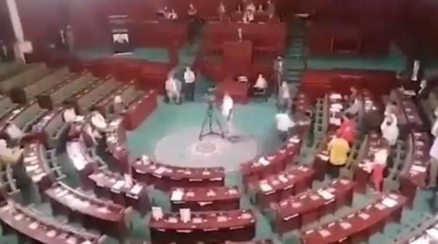 لقطة من مقطع فيديو يظهر الاعتداء على النائبة التونسية المعارضة عبير موسى