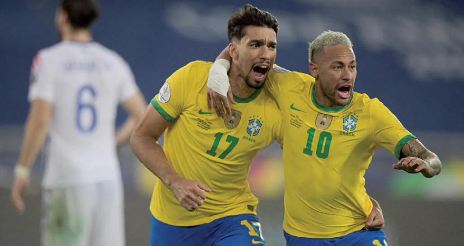 نيمار يشارك باكيتا الاحتفال بهدف فوز البرازيل على بيرو (أ.ف.ب)