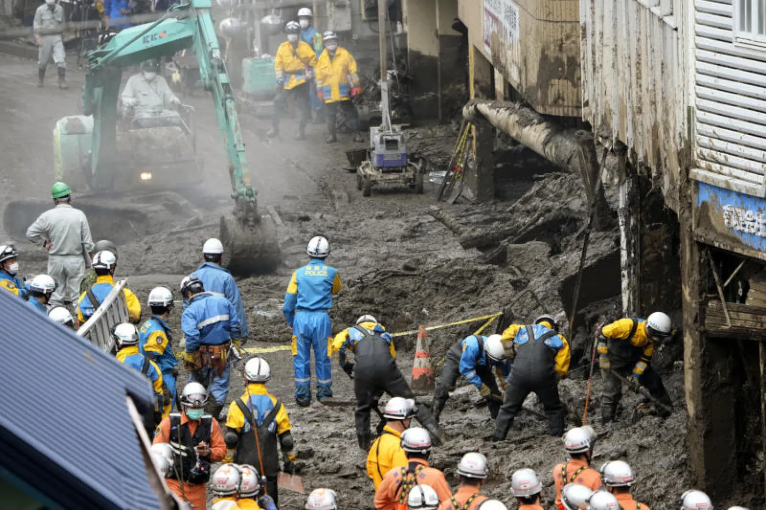 ضباط الشرطة ورجال الإطفاء خلال عملية البحث عن الأشخاص المفقودين في أتامي جنوب غرب طوكيو(ا.ب)