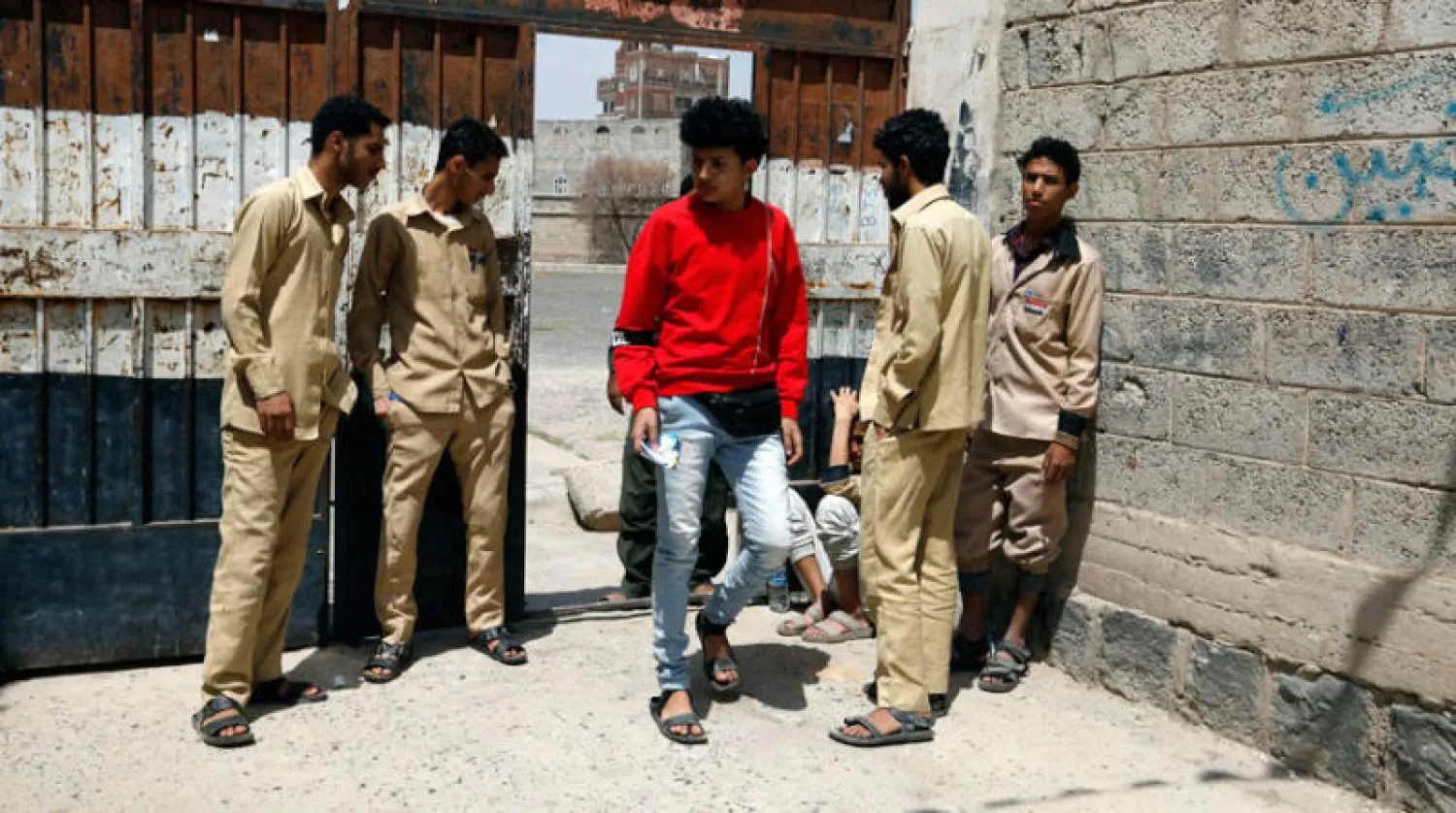 شبان يمنيون أمام إحدى مدارس صنعاء أول من أمس (إ.ب.أ)