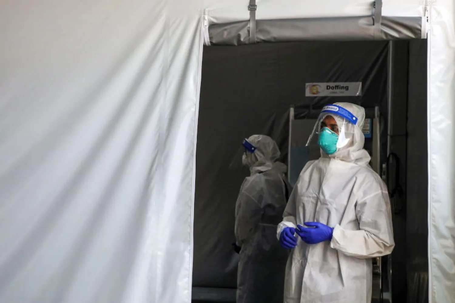 عامل طبي يرتدي معدات الوقاية في مستشفى بكوالالمبور عاصمة ماليزيا (رويترز)