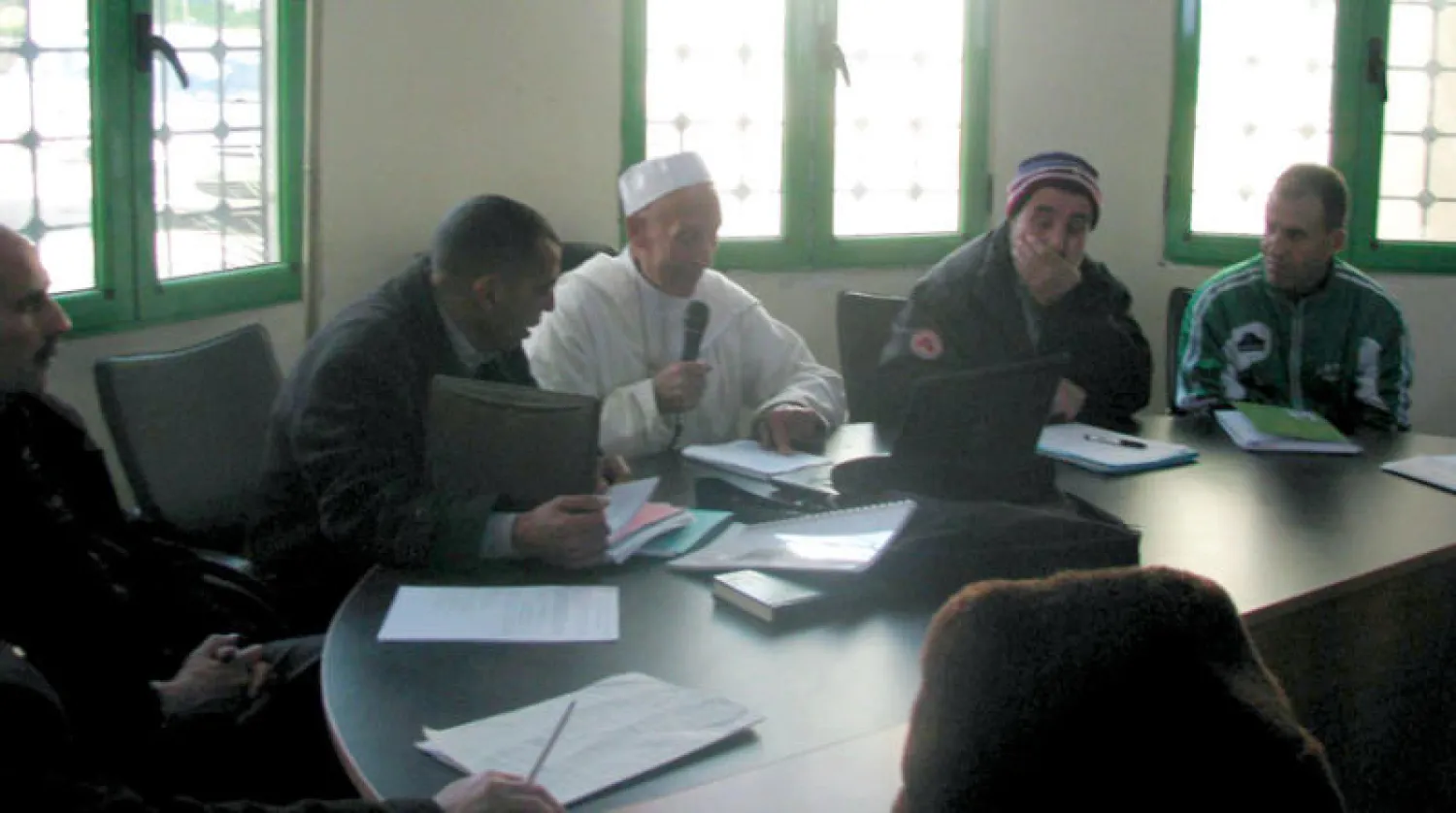 أعضاء جمعية منسيي عصيان 1871 يتوسطهم رئيسها حسن بلعربي (الشرق الأوسط)