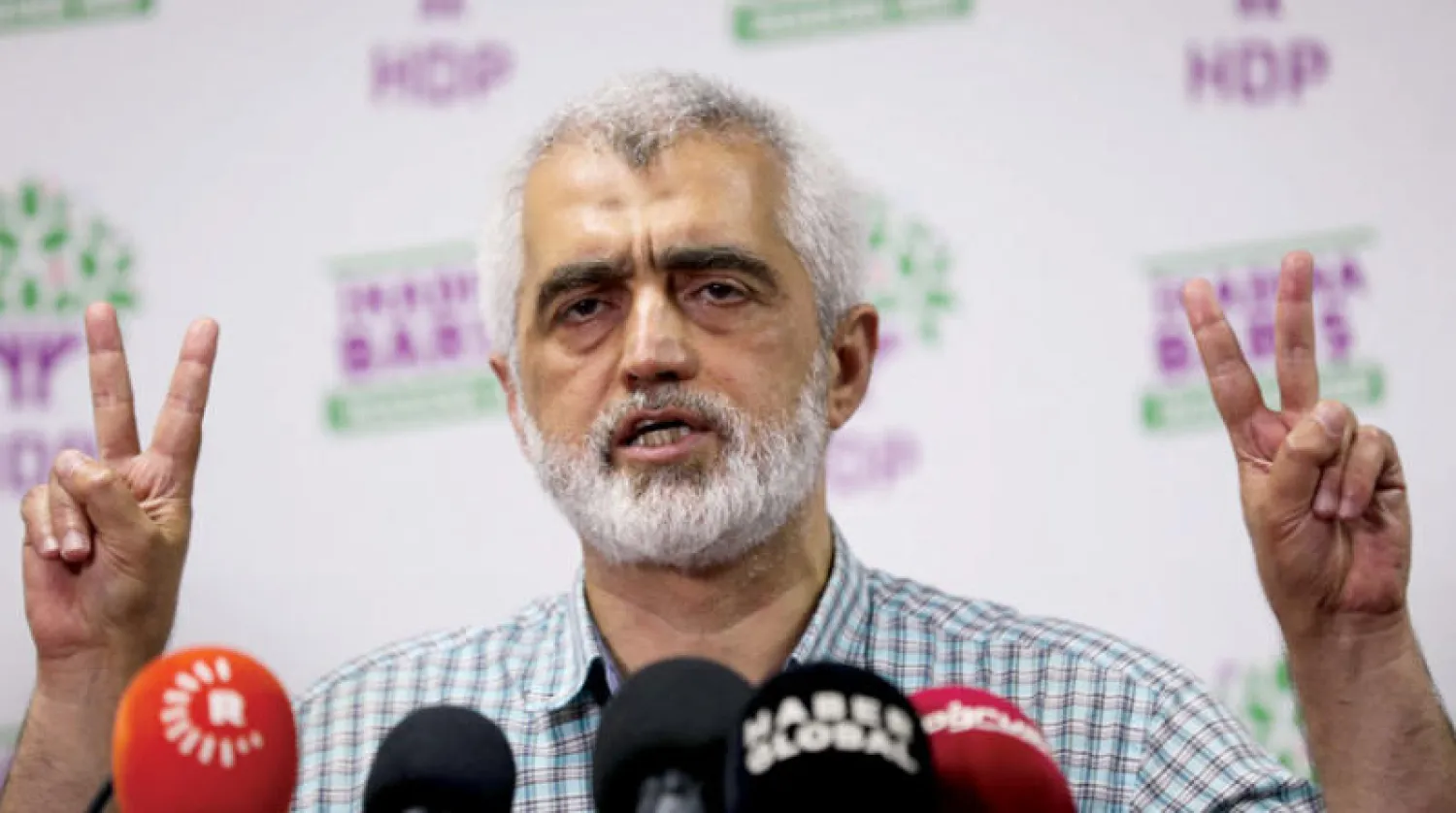 النائب البرلماني من حزب الشعوب الديمقراطية المؤيد لحقوق الأكراد عمر فاروق جرجلي أوغلو بعد الإفراج عنه (أ.ف.ب)