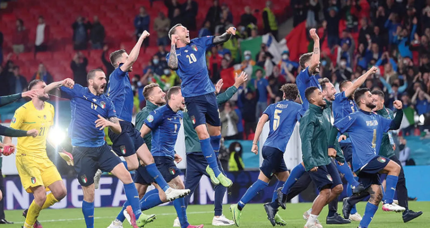 لاعبو إيطاليا يحتفلون باجتياز عقبة إسبانيا والوصول لنهائي كأس أوروبا (رويترز)