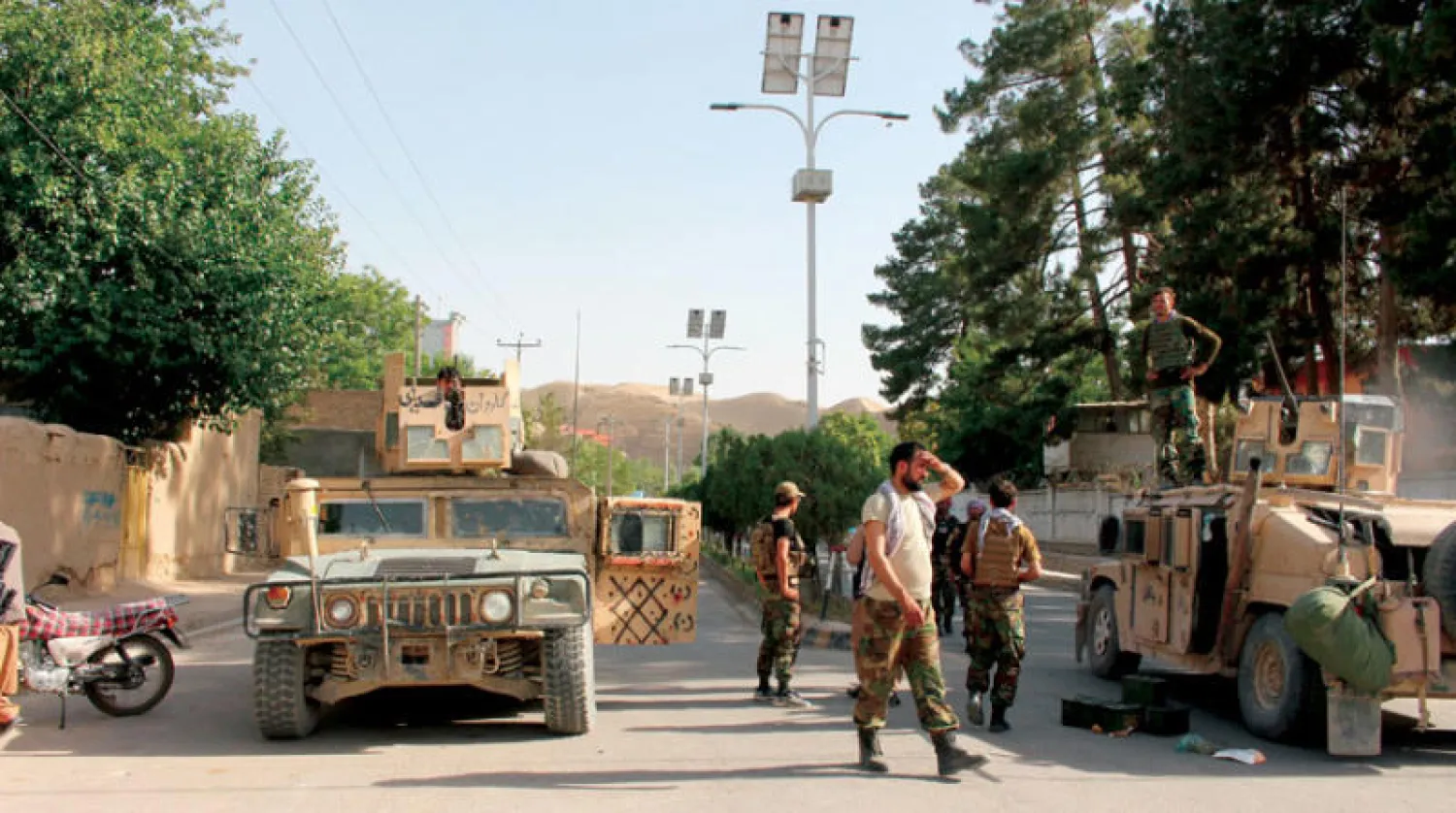 قوات أفغانية على خط المواجهة مع «طالبان» في مدينة قلعة نو عاصمة ولاية بادغيس (أ.ب)