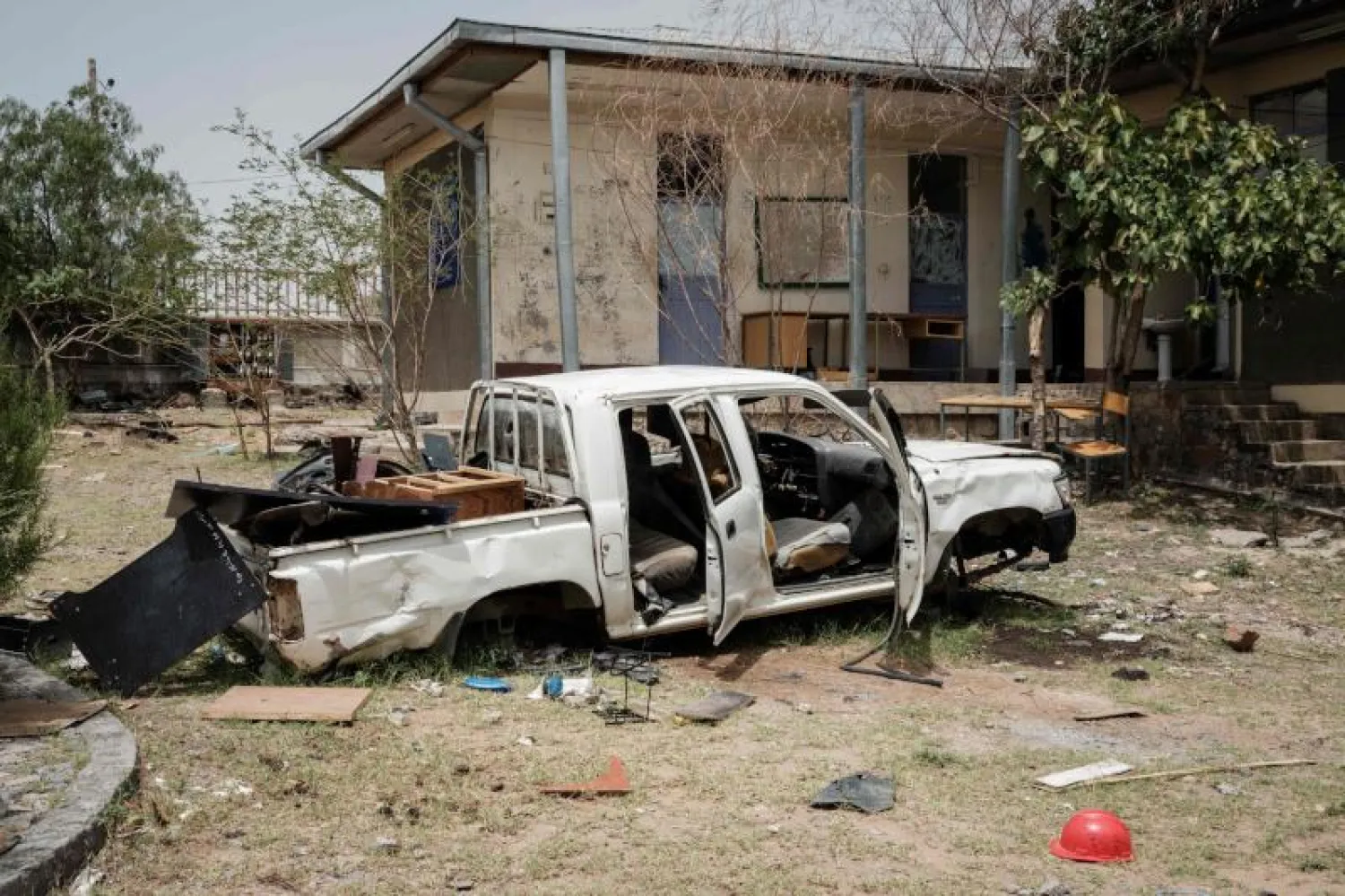 سيارة مدمرة بالقرب من إقليم تيغراي الذي يشهد نزاعاً بين الجيش الإثيوبي و«جبهة تحرير شعب تيغراي»... (أ.ف.ب)