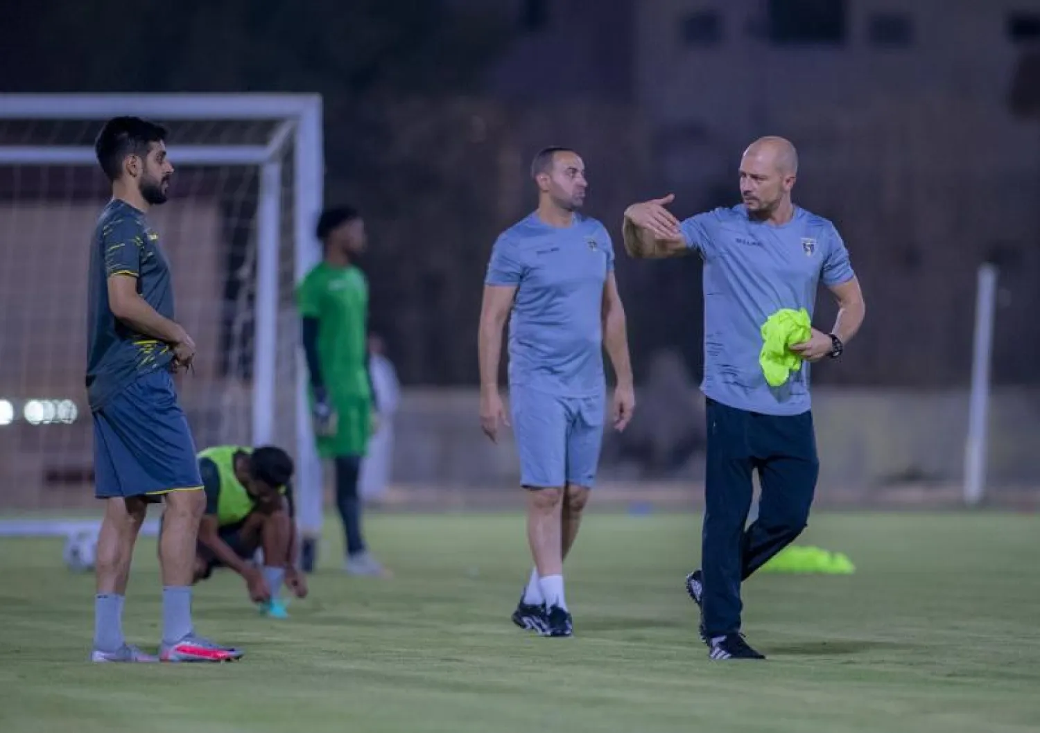 جانب من تدريبات التعاون في مقر النادي استعداداً للموسم الجديد (الشرق الأوسط)