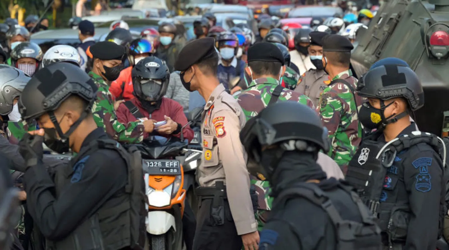 نقطة تفتيش لضمان الالتزام بقيود «كورونا» في جاكرتا (أ.ف.ب)