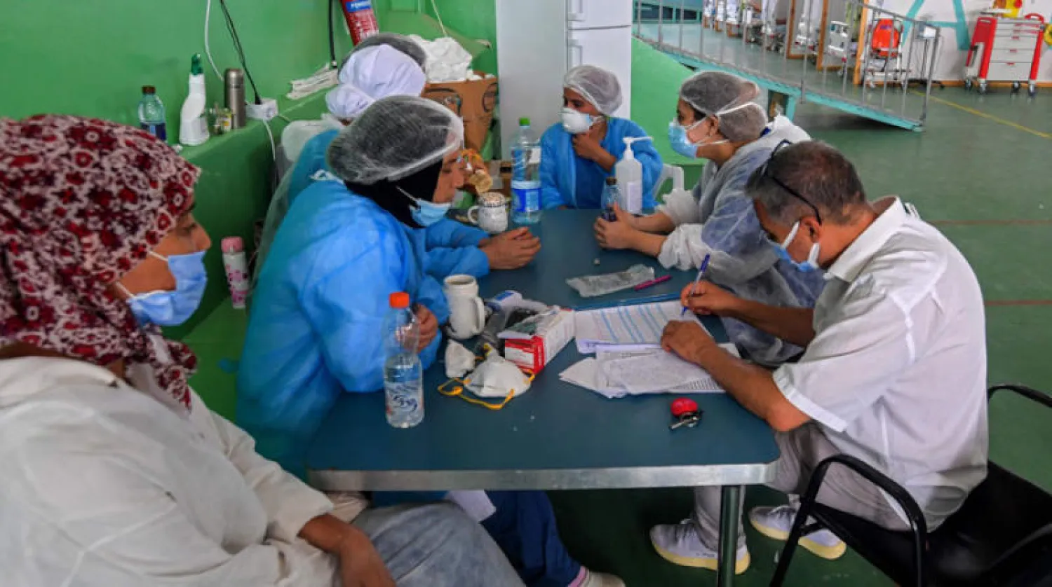 إجراءات إدارية في مركز عناية مركزة لمرضى كورونا في القيروان (أ.ف.ب)