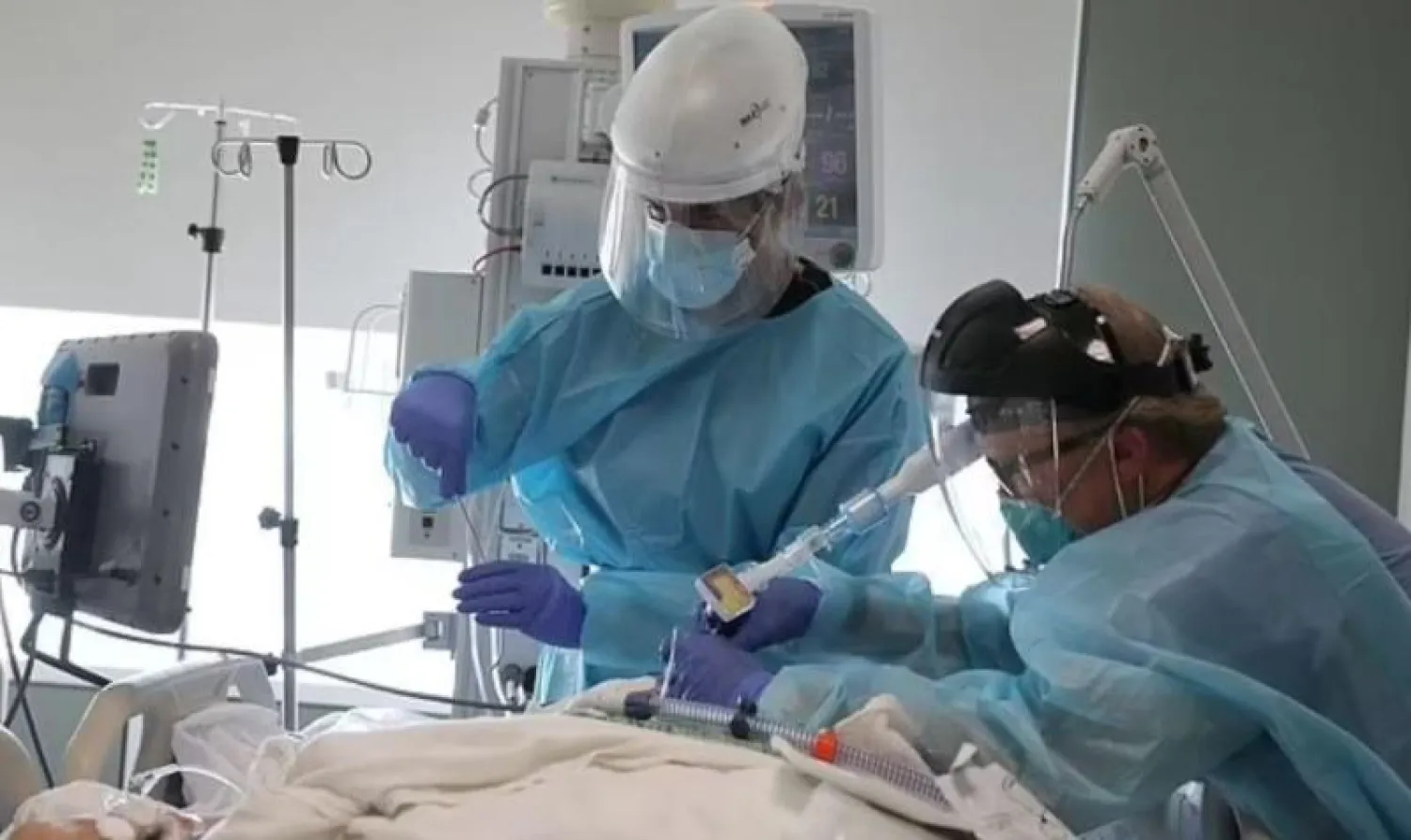 أطباء يعالجون مريضاً مصاباً بمشكلة بالقلب في مستشفى أميركي (رويترز)