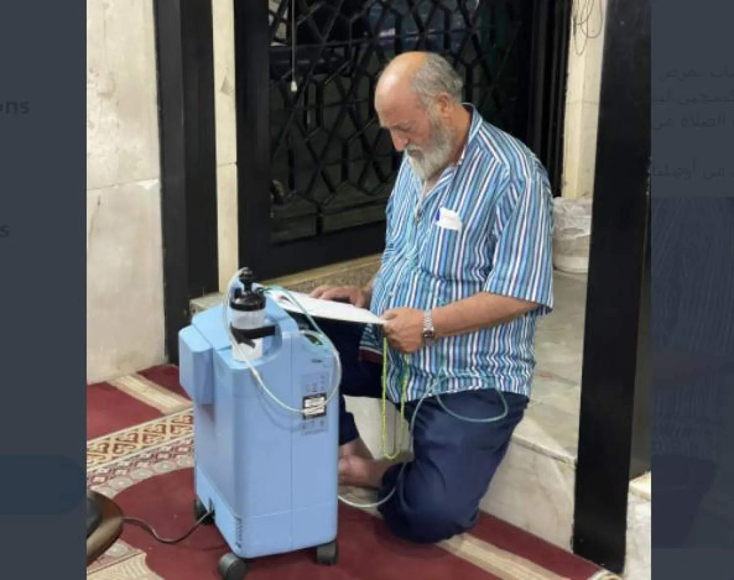 صورة للمواطن الذي لجأ إلى مسجد بلبنان لبقاء تشغيل آلة الأكسجين الخاصة به (حساب إمام وخطيب جامع الإمام علي بن أبي طالب في بيروت الشيخ حسن مرعب بتويتر)