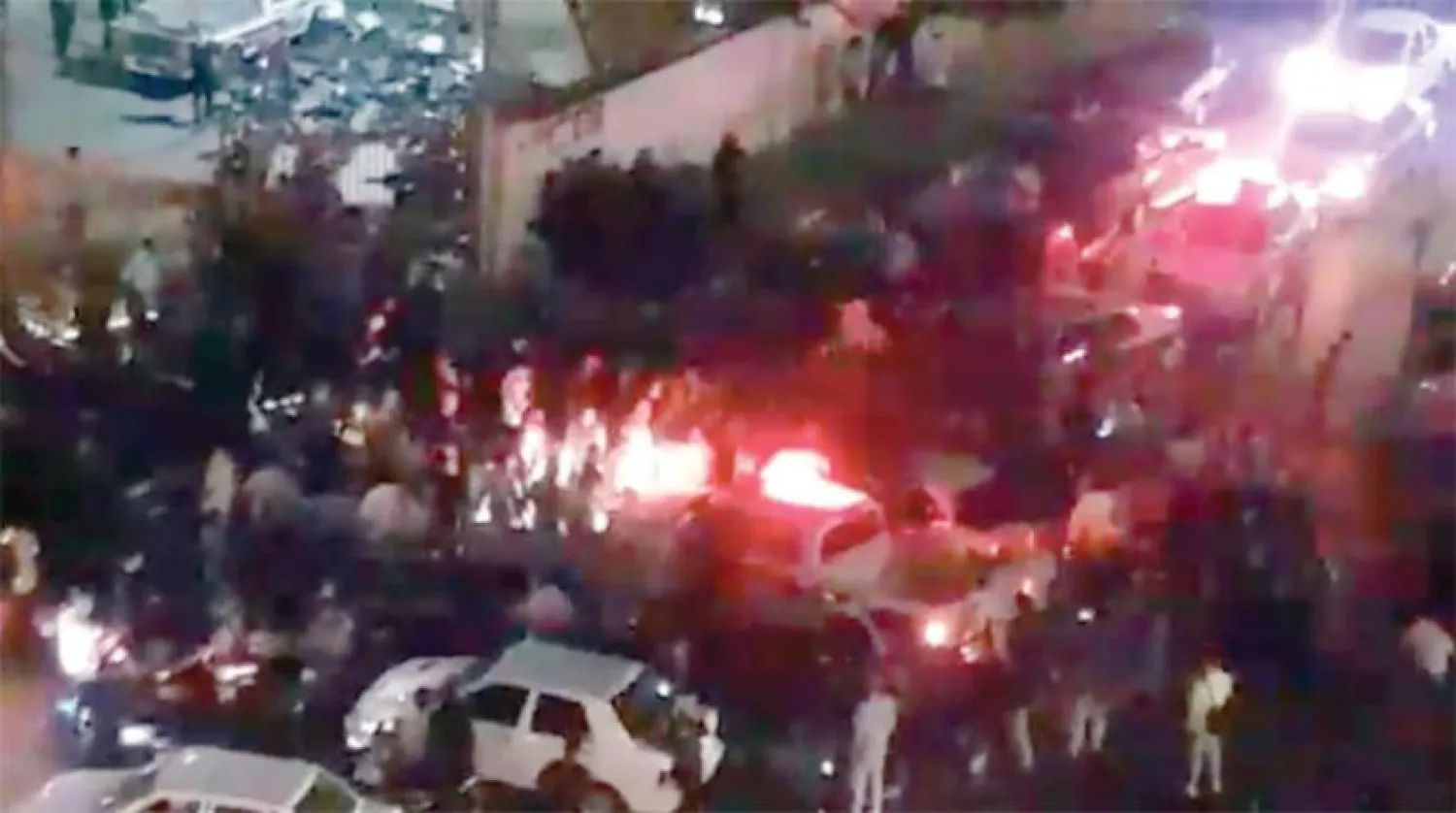 Pazartesi akşamı sosyal ağlarda paylaşılan bir video kaydına göre Tahran'ın güney kesiminde yer alan Rey şehrindeki elektrik dairesi önünde protestolar düzenlendi