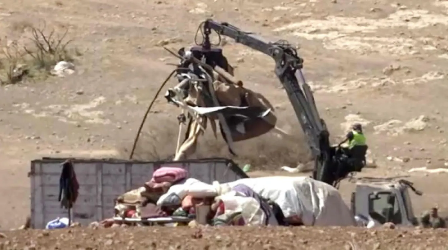 تدمير خيم وممتلكات بدو فلسطينيين في قرية حمصة الفوقا بالضفة (رويترز)