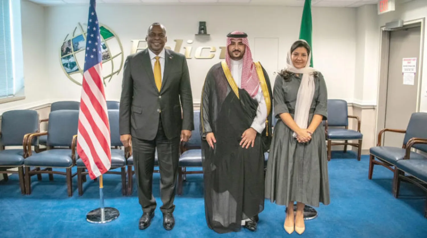 الأمير خالد بن سلمان لدى لقائه الوزير لويد أوستن بحضور السفيرة السعودية الأميرة ريما بنت بندر في واشنطن (تويتر)