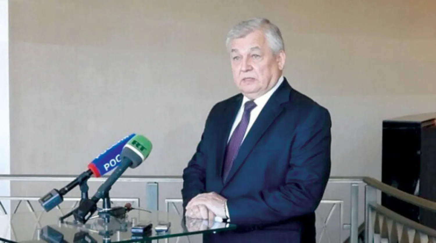 المبعوث الرئاسي الروسي ألكسندر لافرينتيف يتحدث للصحافيين في نور سلطان أمس (روسيا اليوم)