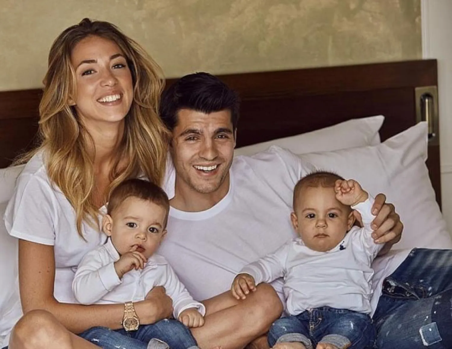 ألفارو موراتا وزوجته وطفلاهما (إنستغرام)