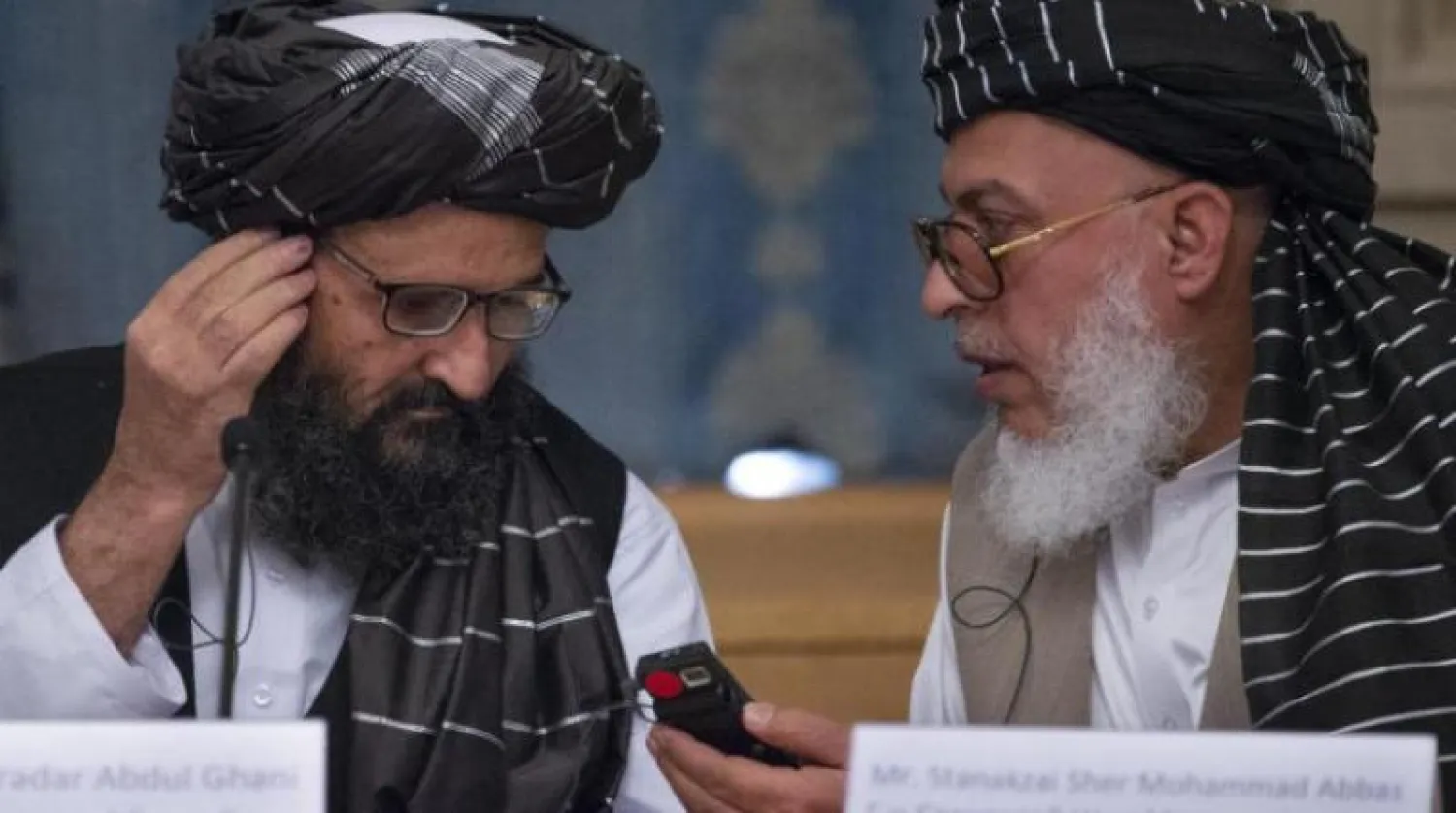 قياديان في حركة «طالبان» خلال اجتماع سابق في موسكو (أ.ب)