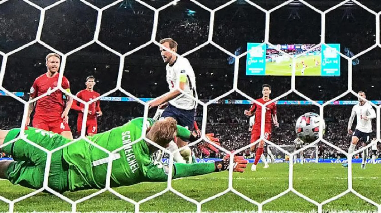 Harry Kane, İngiltere'nin Danimarka'ya karşı oynadığı maçta galibiyet golünü kaydetti (AFP)
