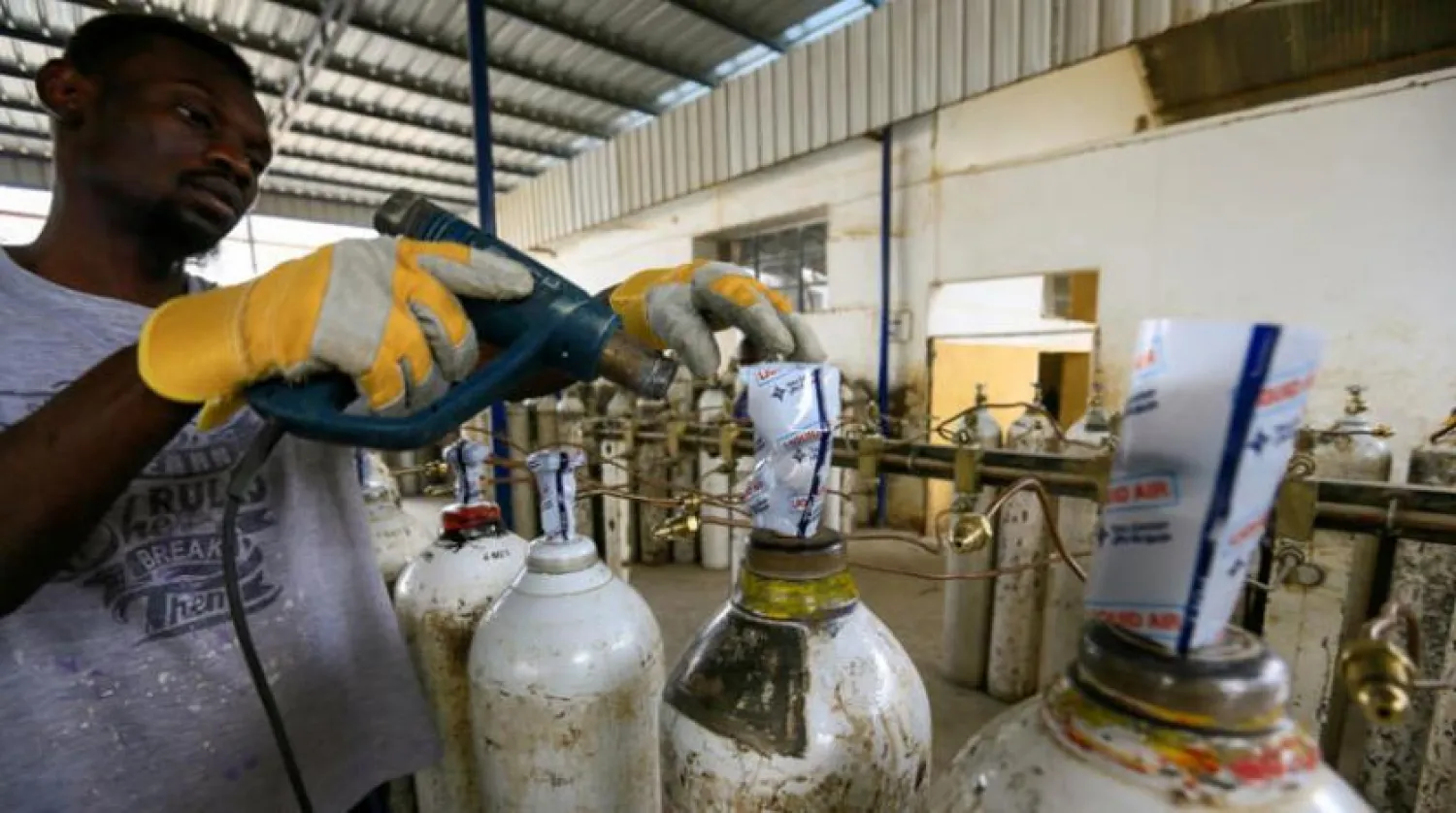 Hartum’da oksijen tüpü hazırlanan bir tesis. (Reuters)