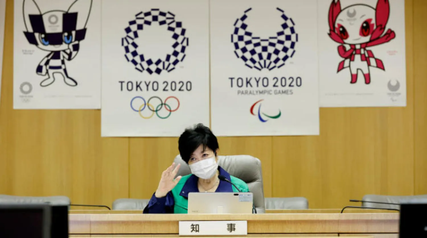 حاكمة طوكيو عقدت مؤتمراً صحافياً حول «الألعاب الأولمبية» أمس (د.ب.أ)