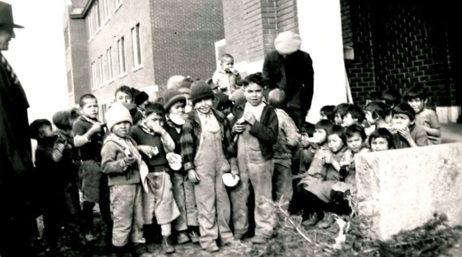 صورة تعود لعام 1931 لأطفال من الشعوب الأصلية في مدرسة «كاملوبس» الداخلية في بريتيش كولومبيا... الرادار الكاشف أظهر رفات 215 طفلاً بالقرب منها (إ.ب.أ)