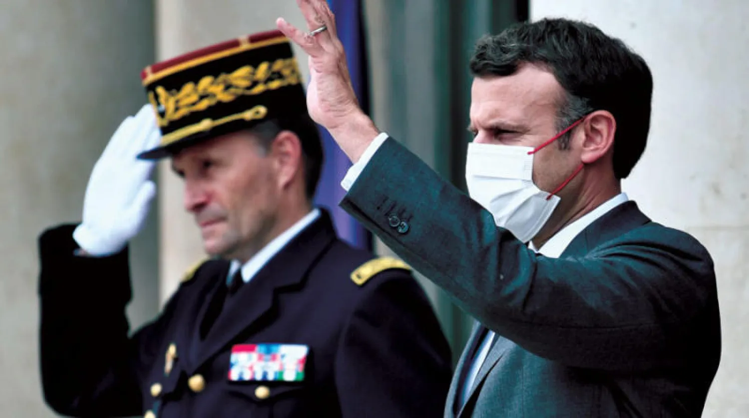 الرئيس الفرنسي يلوح من شرفة قصر الإليزيه في أعقاب المؤتمر الصحافي لقمة الساحل أمس (إ.ب.أ)