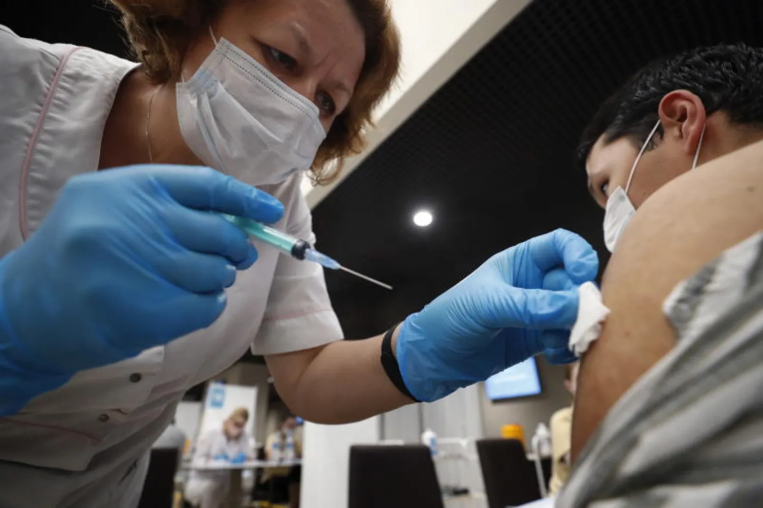 رجل يتلقى لقاح «سبوتنيك - في» في موسكو (إ.ب.أ)