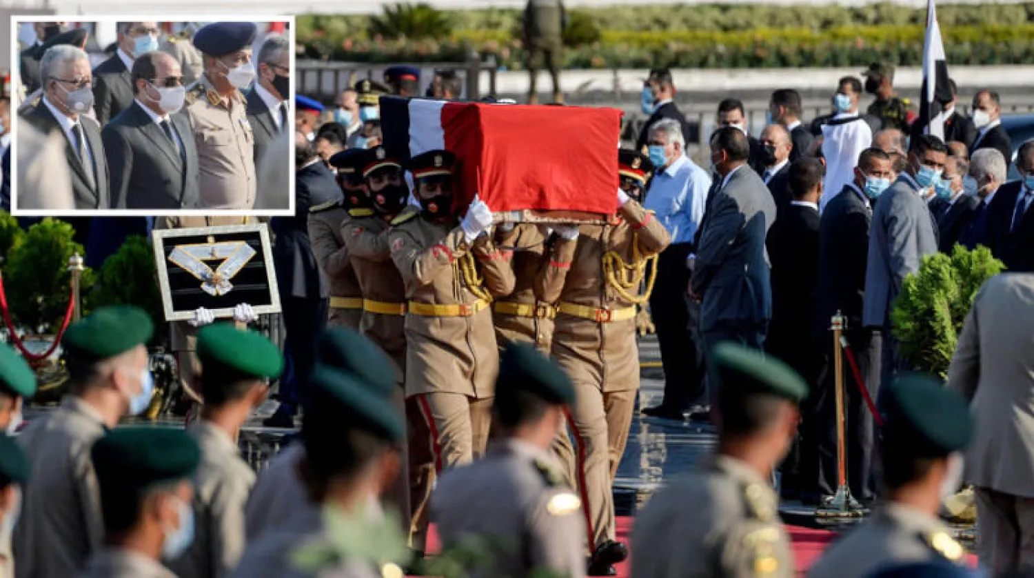 جنازة الراحلة جيهان السادات أمس، وفي الإطار الرئيس السيسي خلال مشاركته فيها (أ.ف.ب)