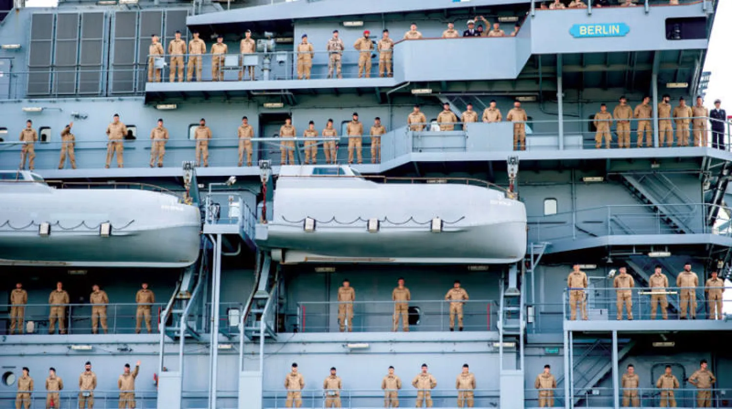 السفينة «برلين» في ميناء فيلهلمسهافن أمس السبت بعد مضي نحو أربعة شهور على مشاركتها في مهمة مراقبة الأسلحة إلى ليبيا (د.ب.أ)