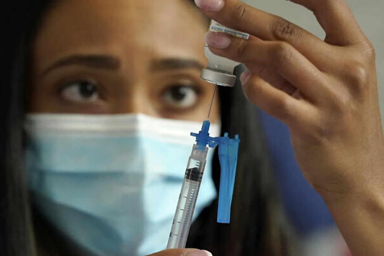 Avrupa Birliği'nin ilaç regülasyon kurulu, Pfizer, BioNTech ve Moderna şirketlerinin ürettiği aşıların olası yan etkileri arasına kalp zarı iltihabının da eklenmesini önerirken; kaçış sendromu hastalığı olan kişilerin Johnson & Johnson aşısını kullanmamalarını tavsiye etti / Fotoğraf: AP