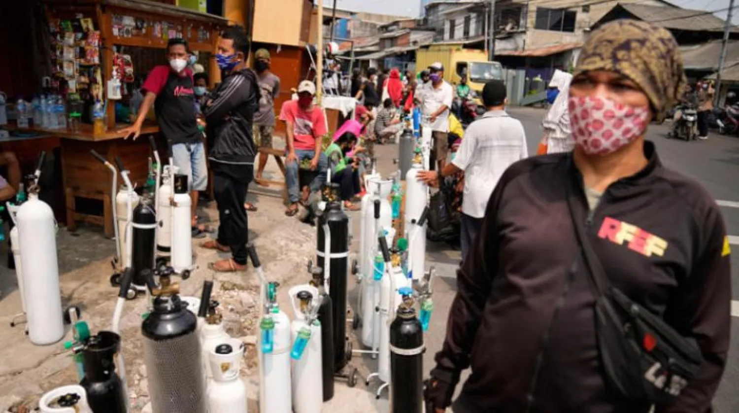 Jakarta’daki oksijen tüplerini yeniden dolduran Endonezyalılar (AP)