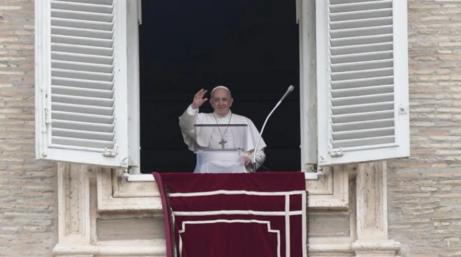 Papa Francis, Vatikan'daki Aziz Petrus Meydanı'ndaki bir dizi kalabalığı selamlıyor (Arşiv - AP)