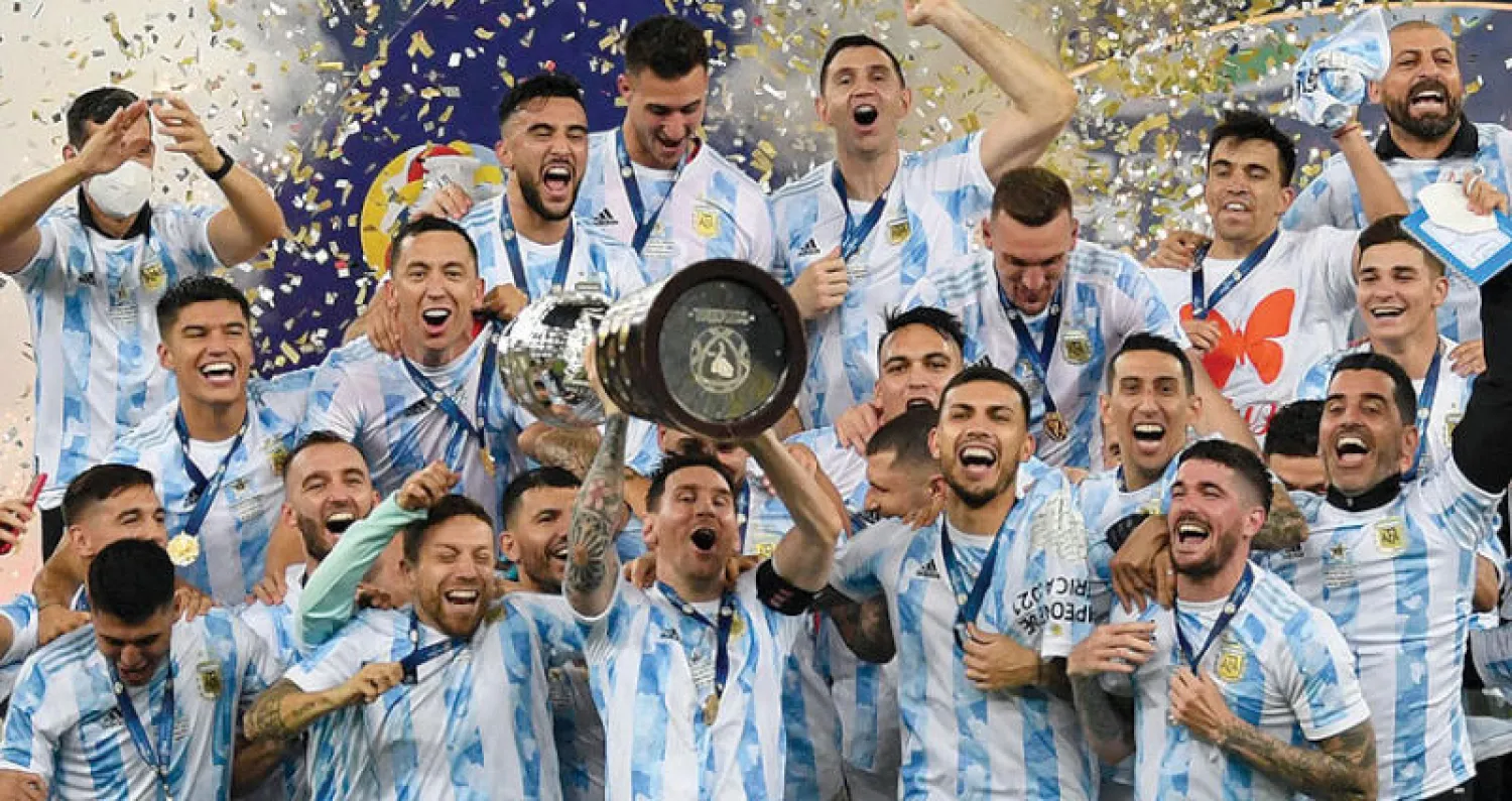 لاعبو الأرجنتين يتوسطهم القائد ميسي يحتفلون بكأس بطولة أميركا الجنوبية (أ.ف.ب)