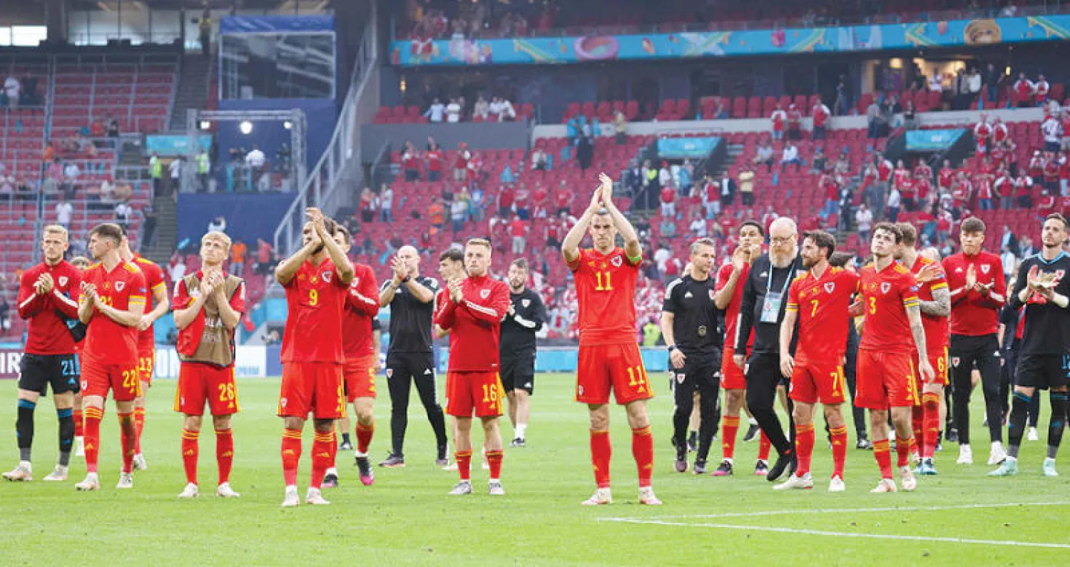 ويلز أحد المنتخبات التي قدمت عروضاً جيدة وتعرضت لإجهاد السفر لآلاف الأميال (أ.ف.ب)