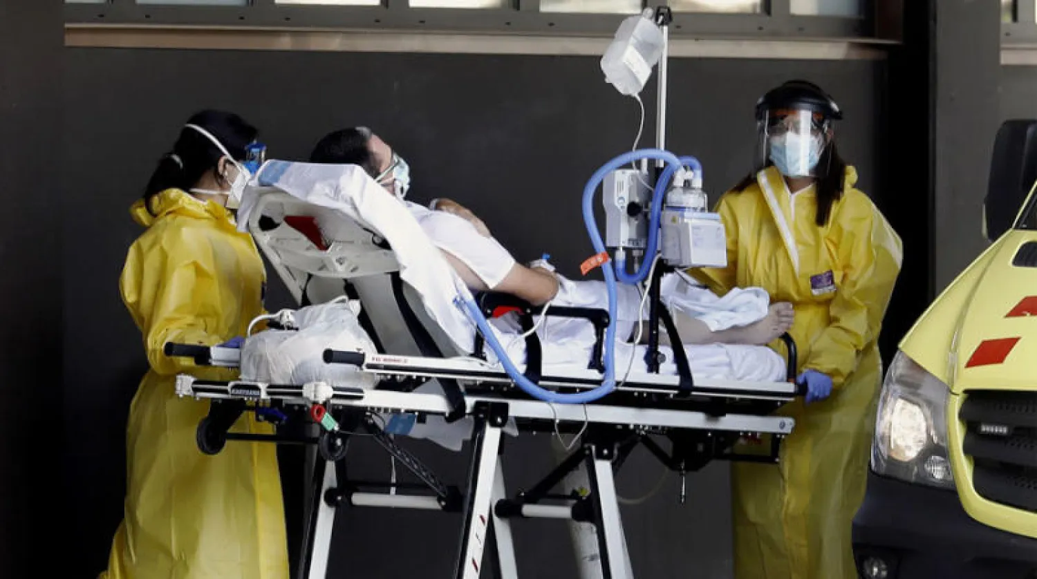 أحد عنابر العناية المكثفة لمرضى «كورونا» في مدينة برشلونة الإسبانية أمس (إ.ب.أ)