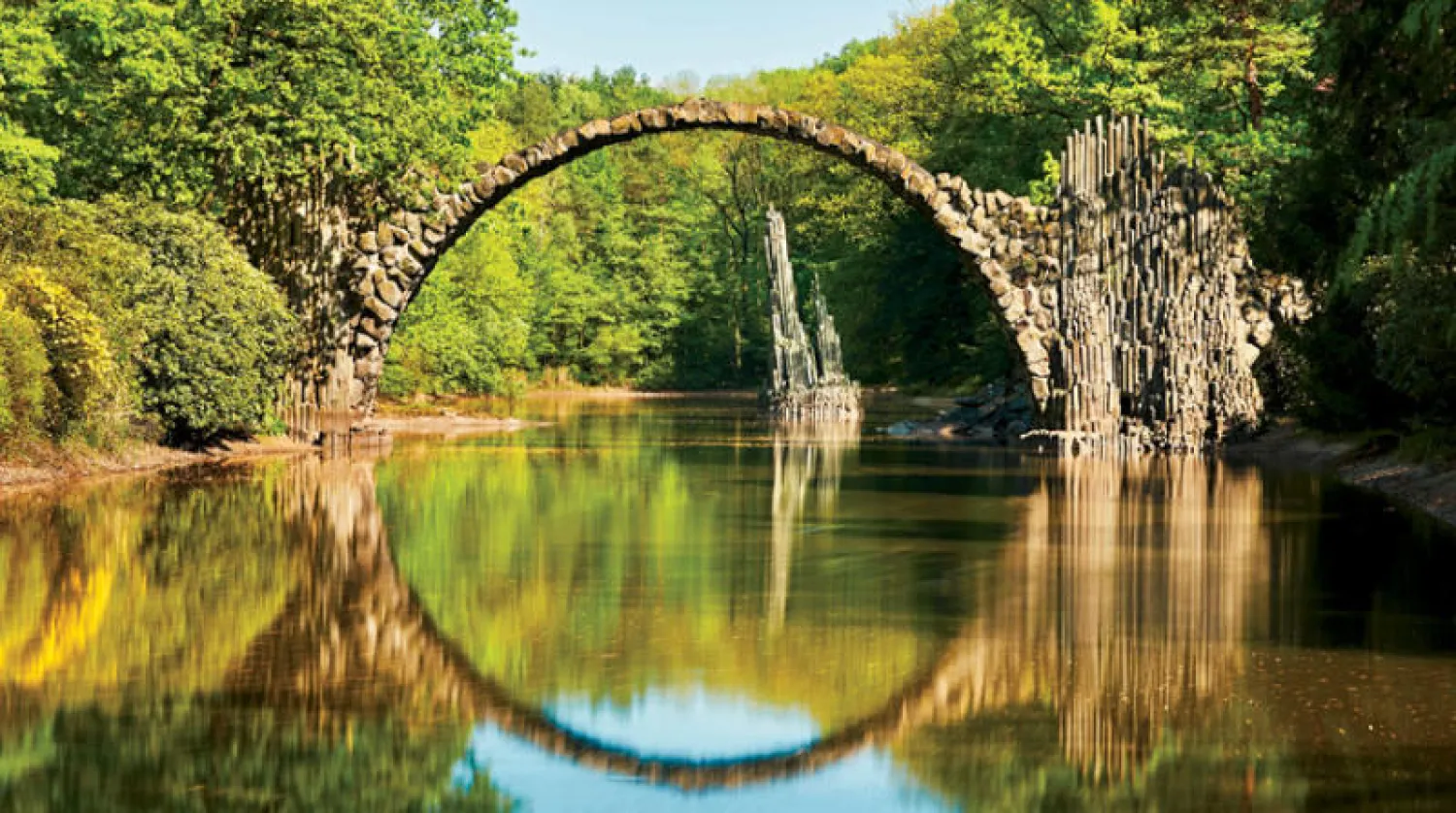 يشكل انعكاس جسر «راكوتز» الذي يُعرف أيضاً باسم «جسر الشيطان» في ألمانيا دائرة حجرية مثالية مع الماء (شاترستوك)