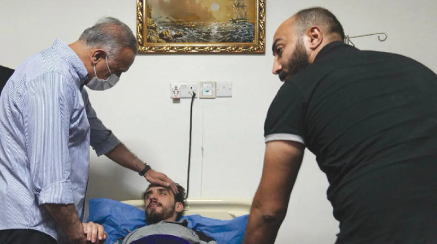 الكاظمي لدى زيارته الناشط المختطف بعد تحريره (رئاسة الوزراء العراقية)