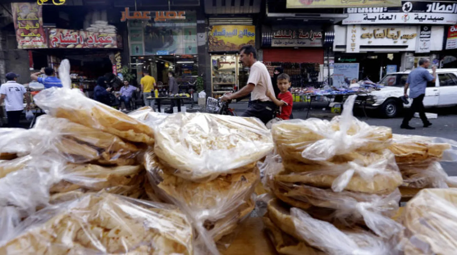ربطات الخبز والمعجنات في أسواق حي الميدان الشهير بدمشق (أ.ف.ب)